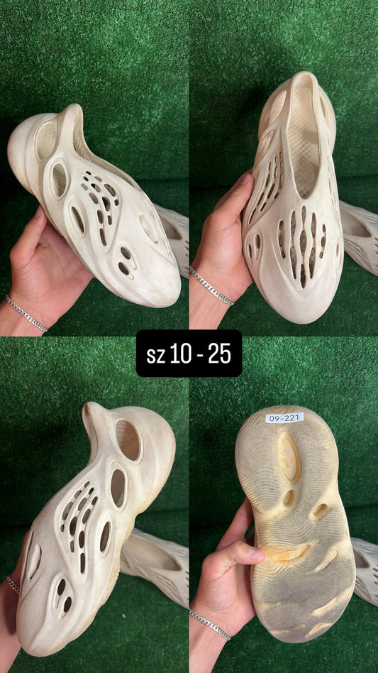 Yeezy Foam Runner Sand Size 10