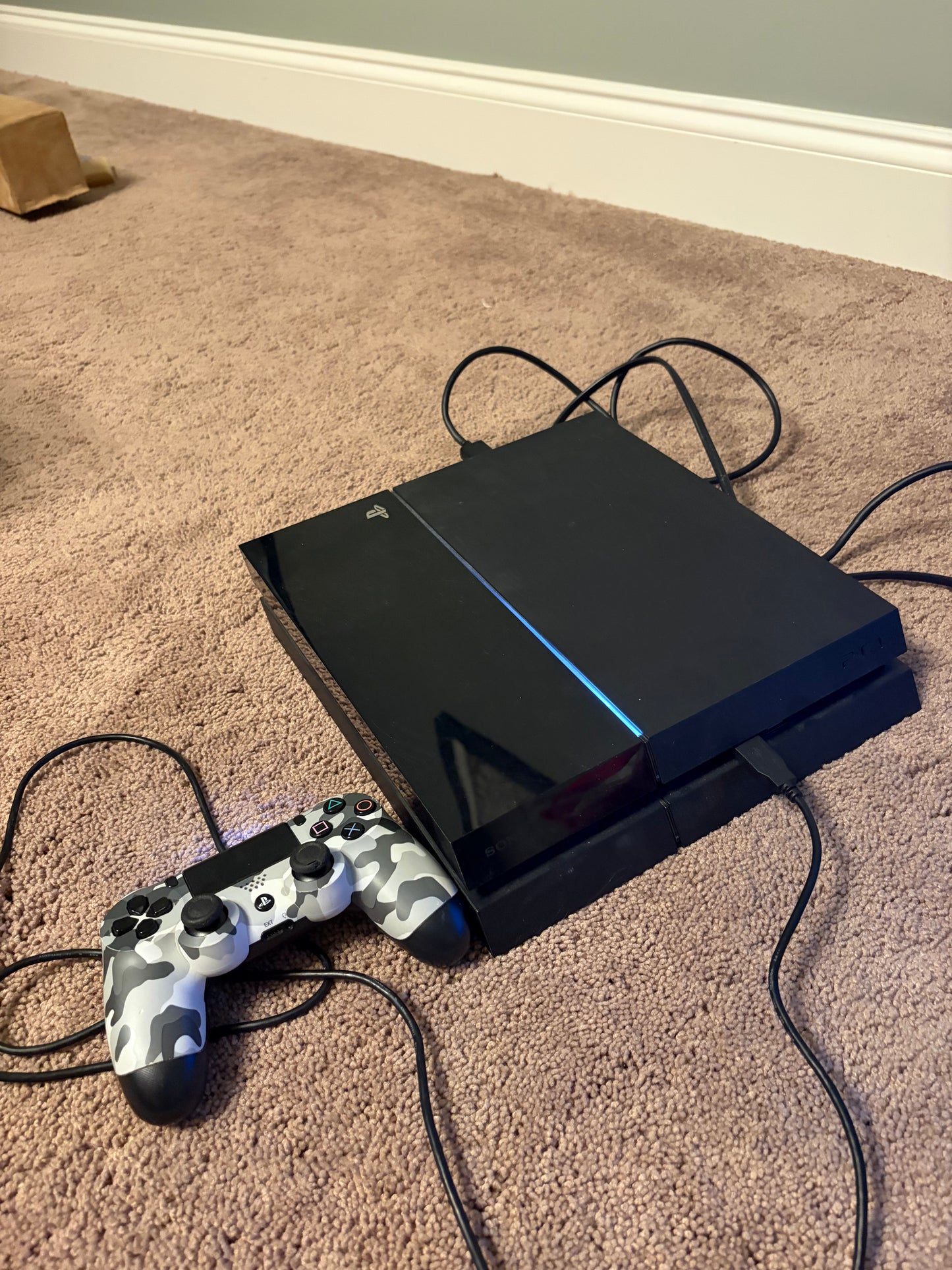 Playstation 4 (PS4) + Controller + 4 Games